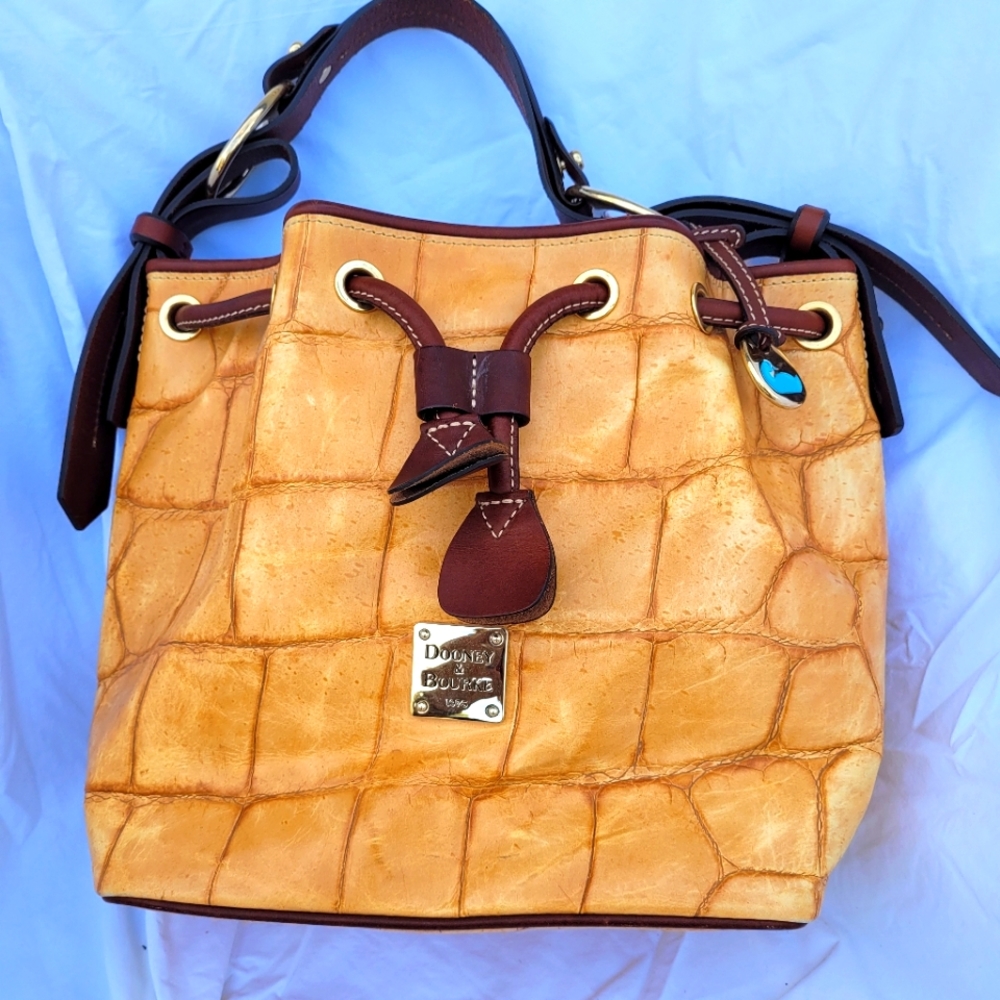 Vtg DOONEY & BOURKE croc embossed leather purse like new condition